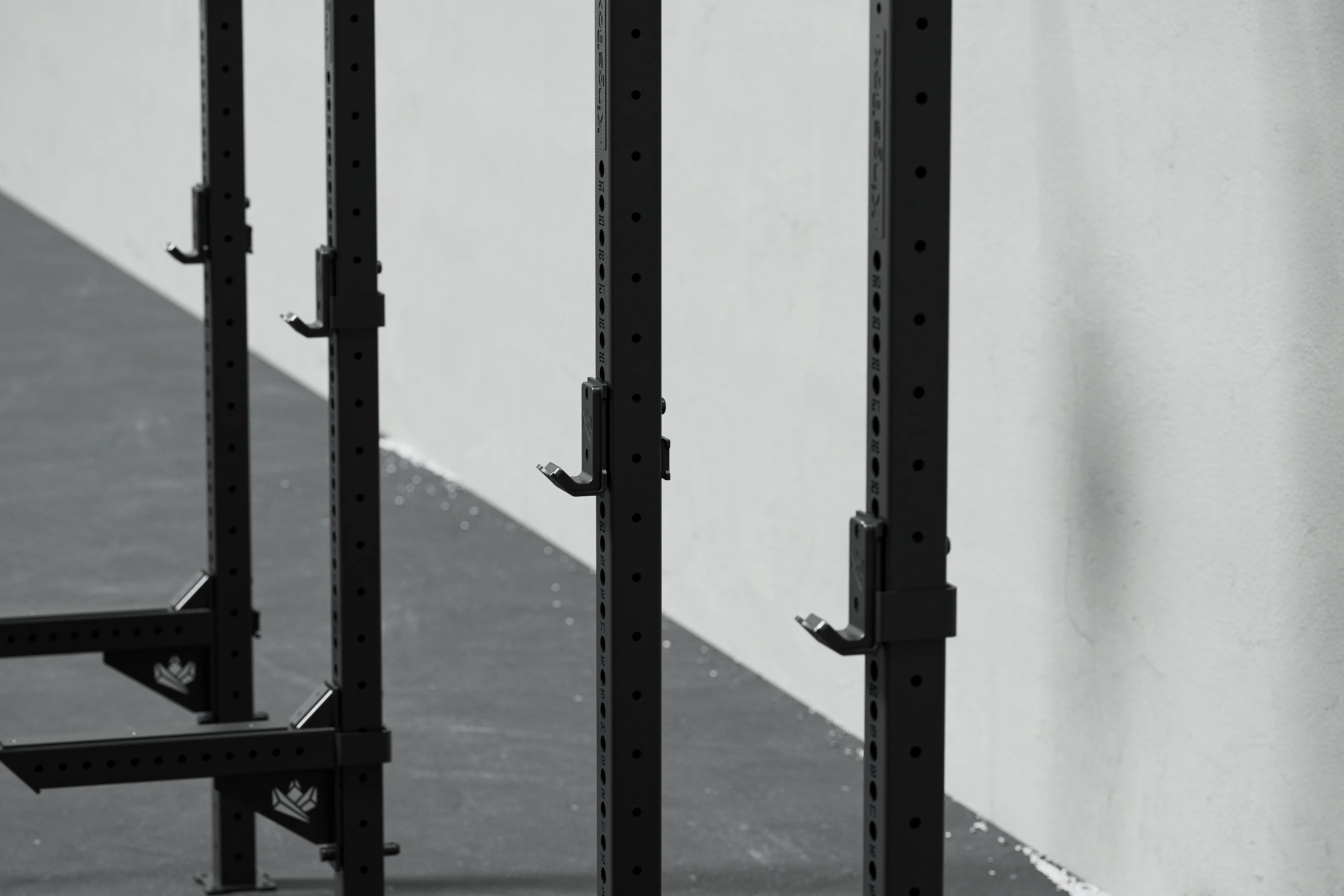 Mighty Empire Rig – Wandmontiertes Fitnessgerät mit Squat-Stationen und Kletterseil | KingsBox