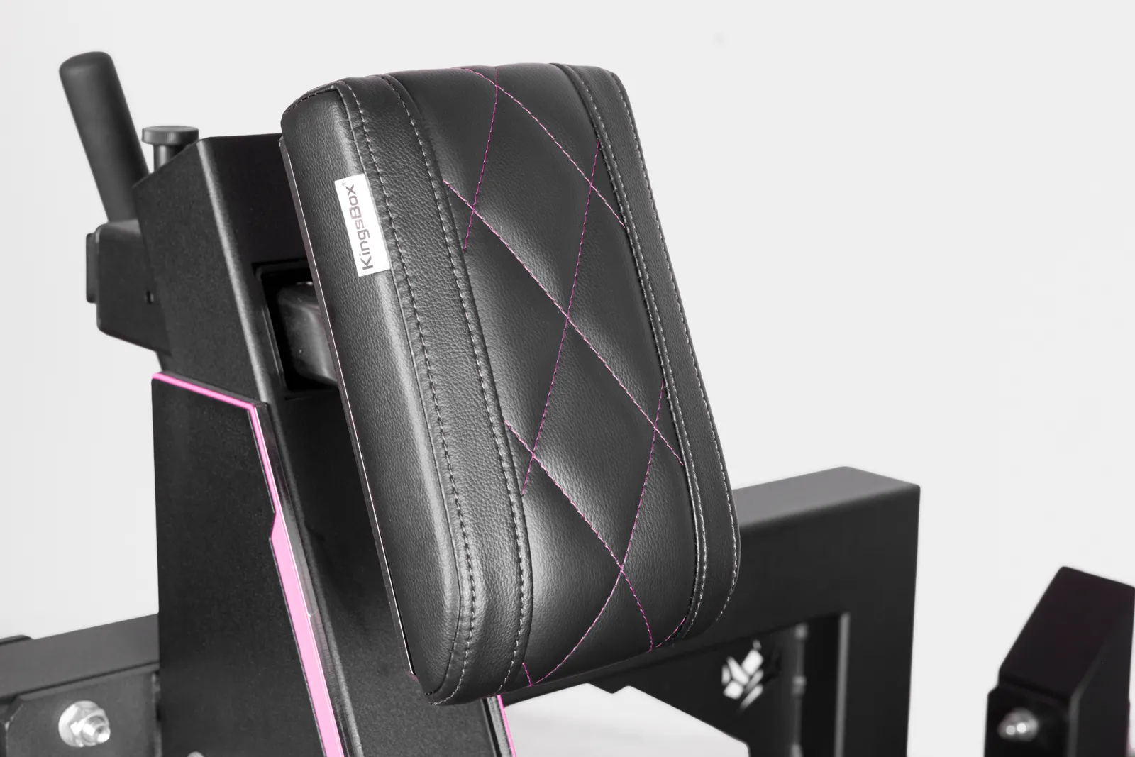 The Divine Duchess I Plattenbeladene Gesäß-Kickback-Maschine | KingsBox Mad Series | KingsBox