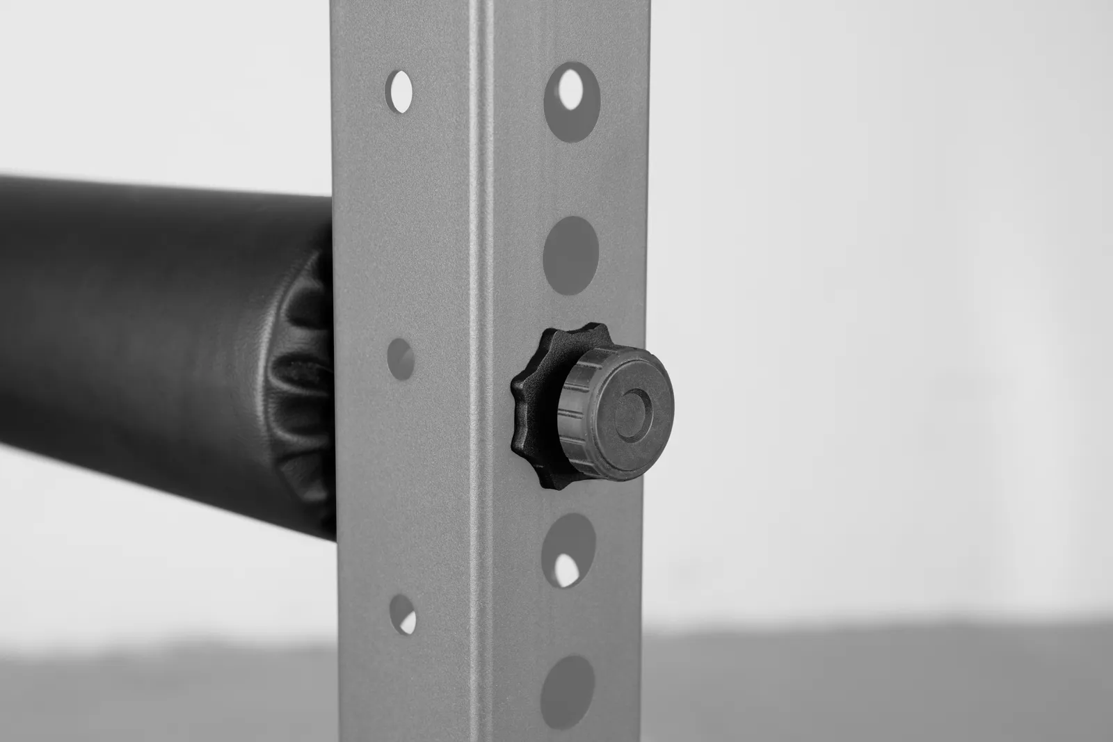 Cushioned leg holder for squat exercises. | KingsBox
